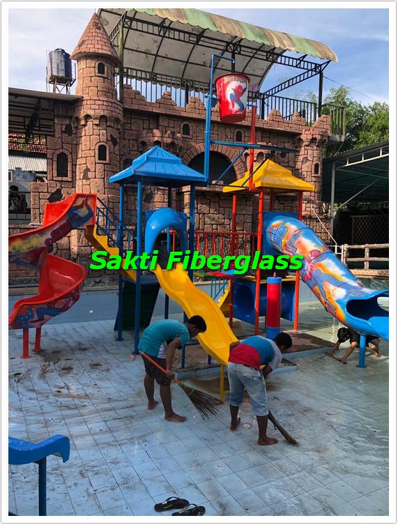 Pengerjaan Proyek Wahana Playground Kolam Renang Waterplay di Madura
